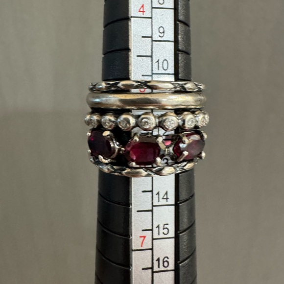 Elegant Silver and Red Garnet Gemstone Ring - Picture 5 of 6